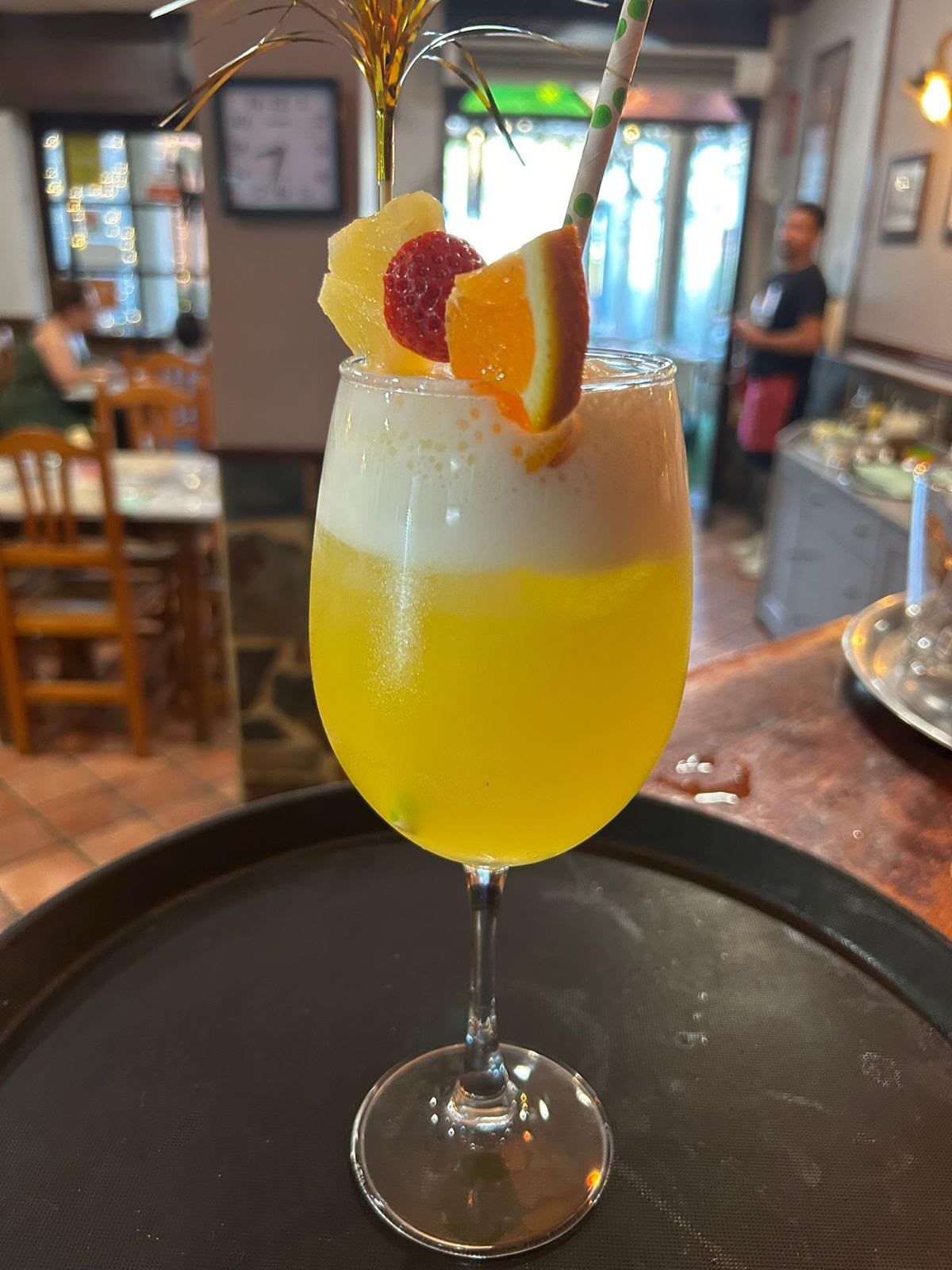 Cóctel de la casa con fruta fresca