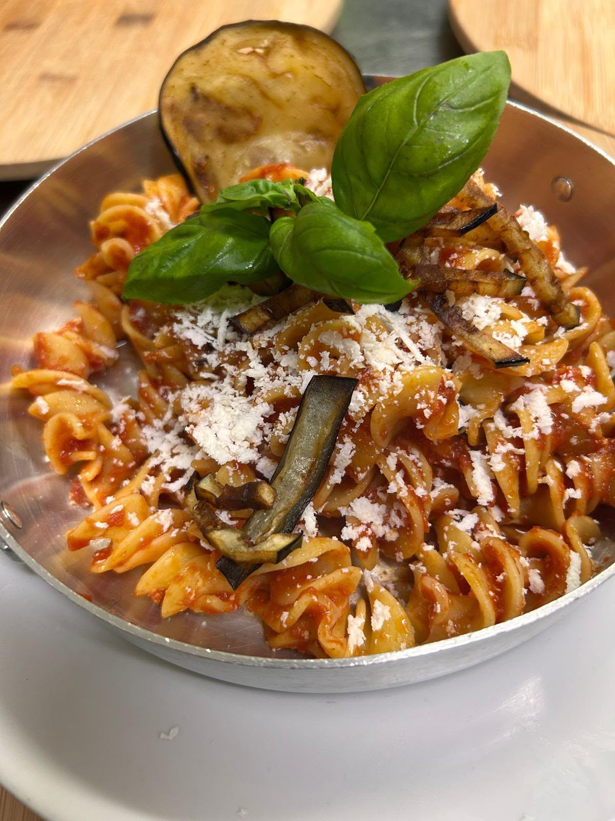 Fusilli con berenjena y albahaca