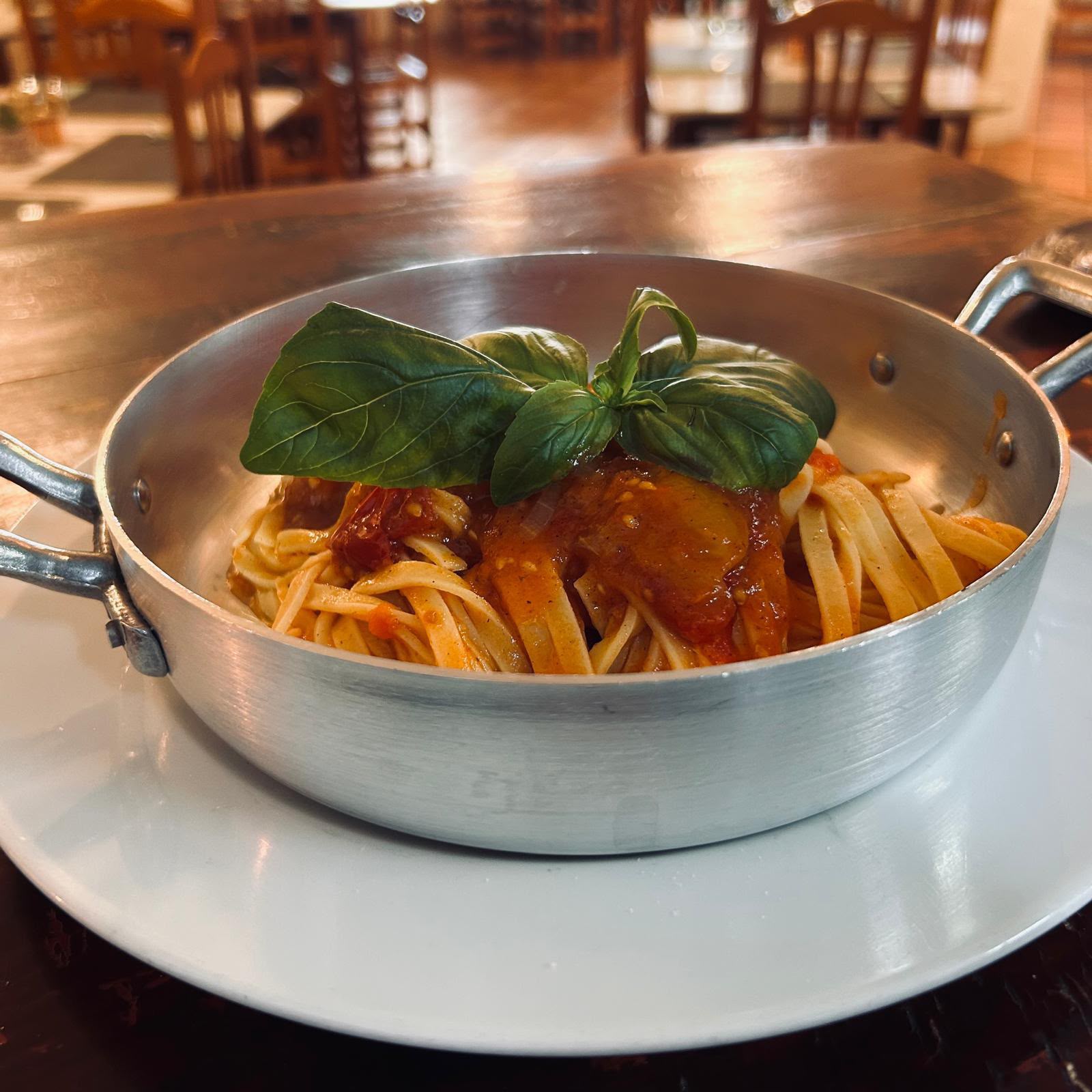 Linguine con tomate cherry y albahaca