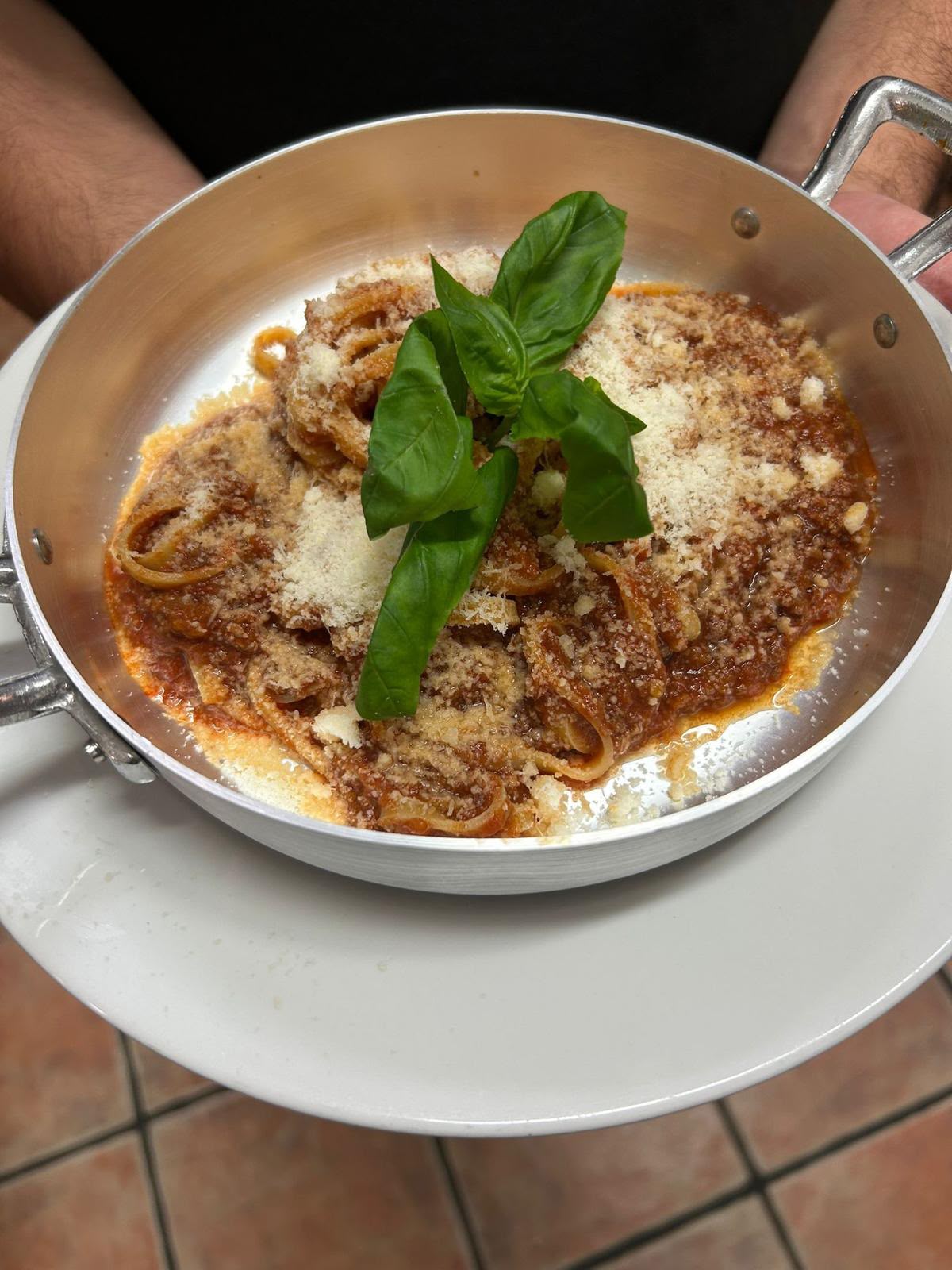 Pasta fresca a la boloñesa con albahaca