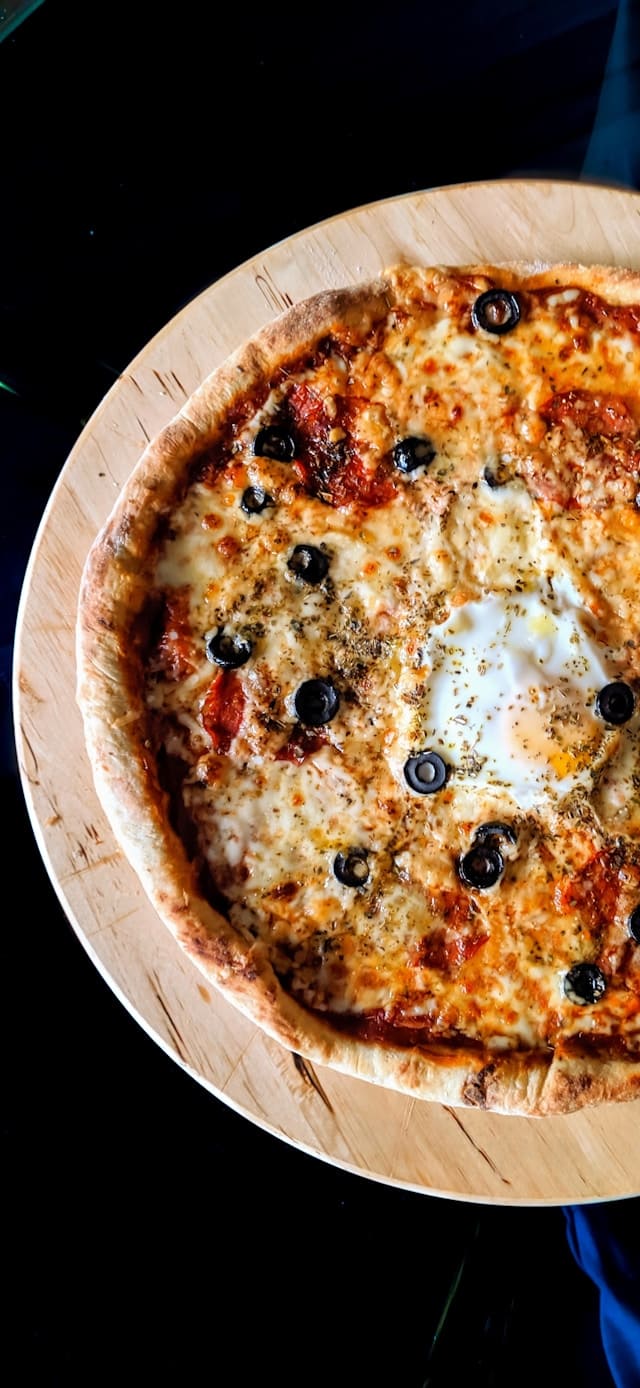 Pizza estilo Roma con aceitunas