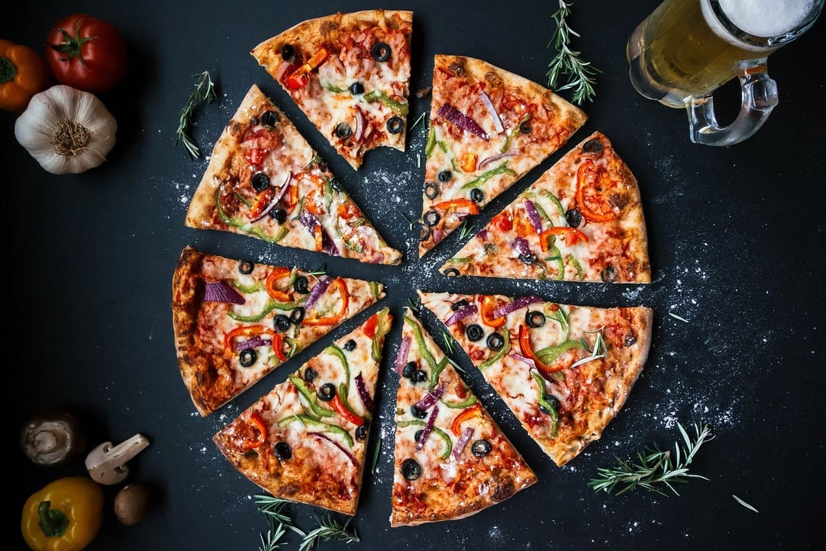 Pizza vegetariana en corte