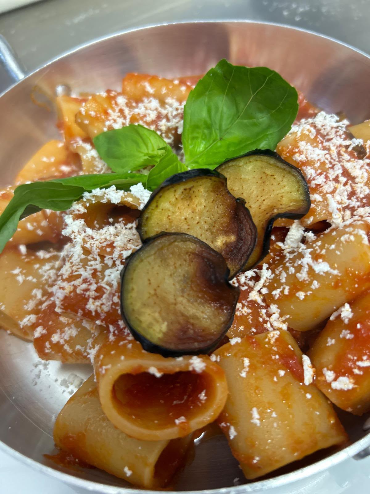 Rigatoni con berenjena y parmesano