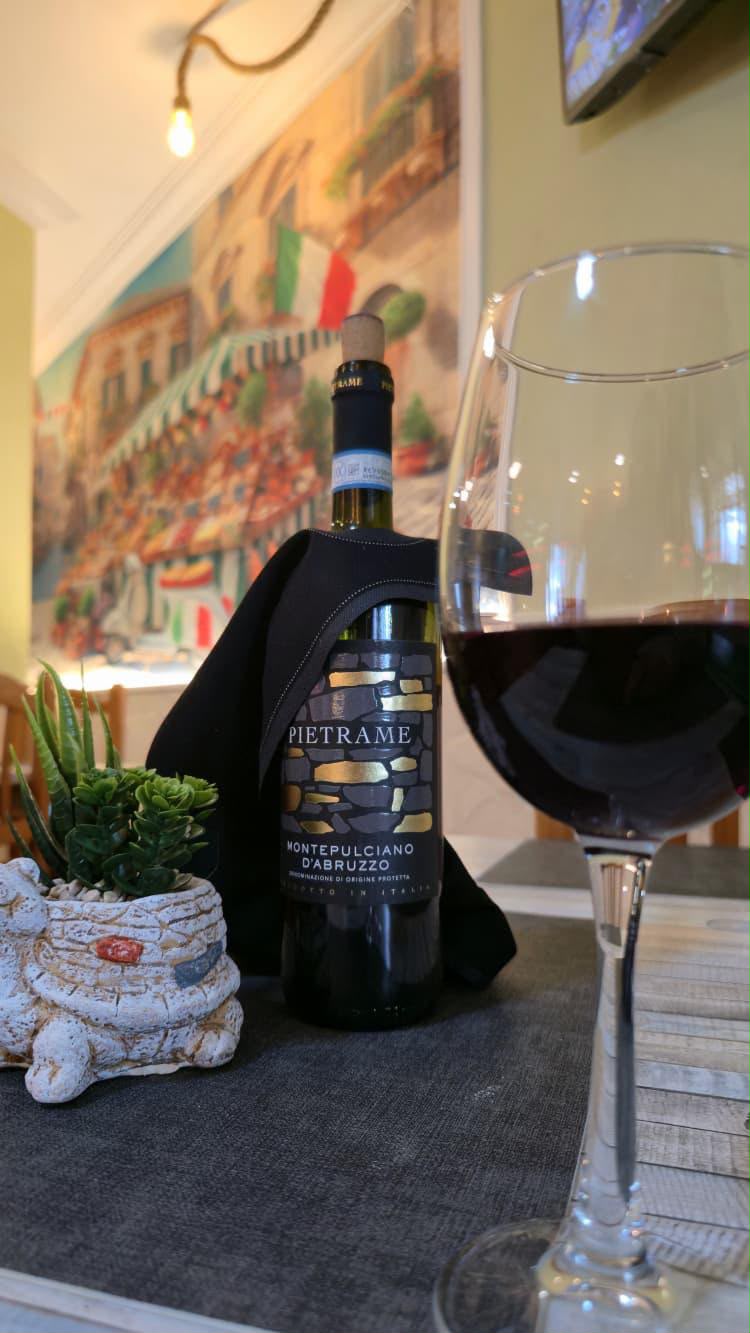 Copa de vino tinto Montepulciano d'Abruzzo